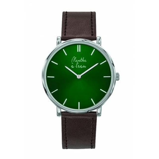 montre Menthe à l'eau mixte fond vert et index des minutes bâton argenté brillant  bracelet cuir de couleur marron.