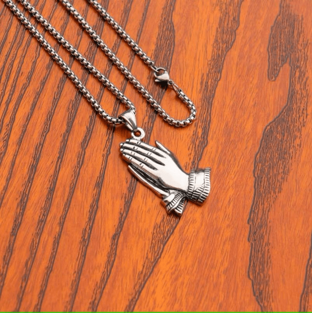 Colliers pendentifs mains de prière 