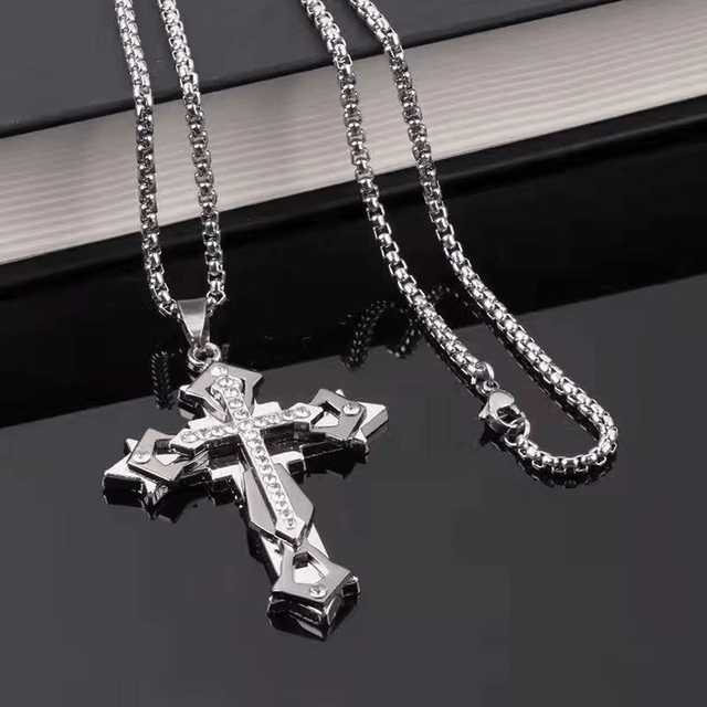 Pendentif croix catholique argenté en titane et acier de haute qualité 