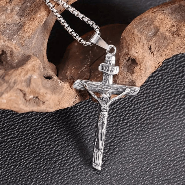 Collier pendentif en acier inoxydable avec croix de Jésus-Christ argenté