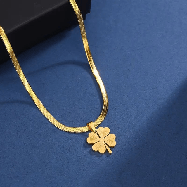 Collier Chaîne Serpent en Acier Inoxydable Plaqué Or 18K avec Pendentif Trèfle Porte-Bonheur 