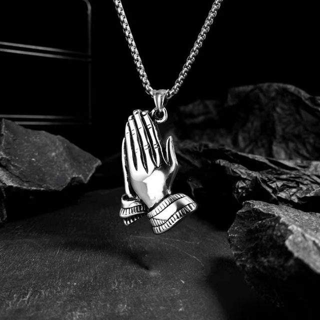 Colliers pendentifs mains de prière 