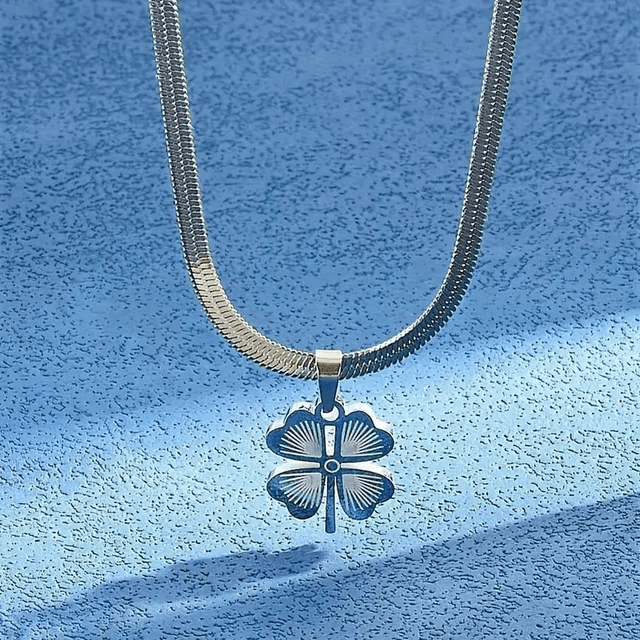 Collier Chaîne Serpent en Acier Inoxydable avec Pendentif Trèfle Porte-Bonheur 