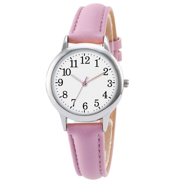 montre horloger à quartz pour femme, cadran avec chiffres arabes faciles à lire, et son bracelet cuir rose